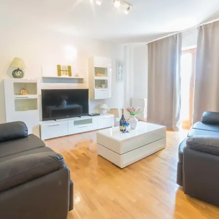 Вилла Family Friendly With Pool And Garden *