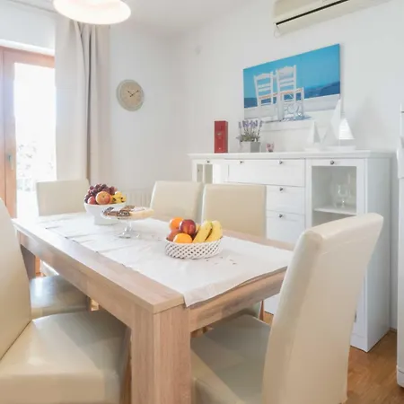 Вилла Family Friendly With Pool And Garden Лабин