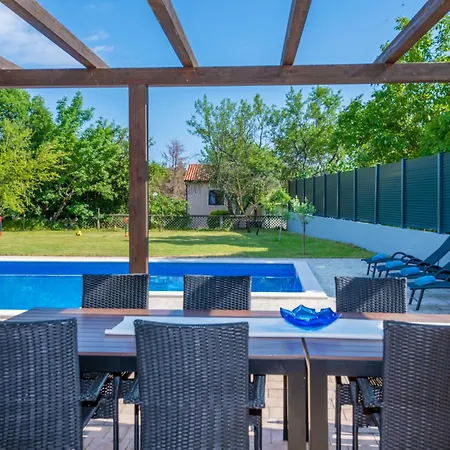 Family Friendly With Pool And Garden 拉宾